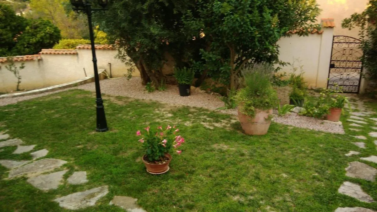 Villa 140 M2 Piscine Jardin 5 Personnes Et Un Bebe Marseille 0*,  France