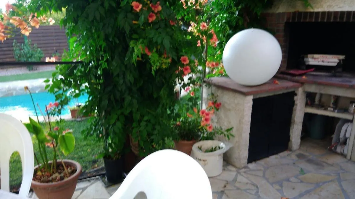 Villa 140 M2 Piscine Jardin 5 Personnes Et Un Bebe Marseille France